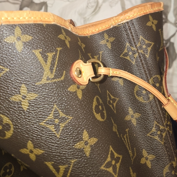 Louis Vuitton GM Neverfull Monogram Tote bag. Largest size this Bag Comes In. - Picture 15 of 17